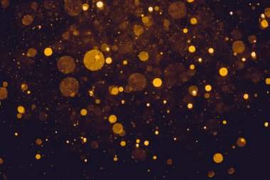 Siyah arkaplanda altın renkli ışıklar