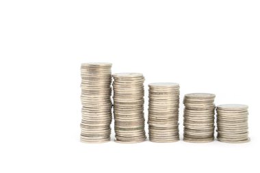 Bozuk paralar beyaz zemin üzerine düşük ve yüksek finansal büyüme kavramları olarak yerleştirilir