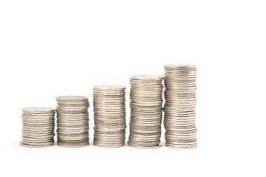 Bozuk paralar beyaz zemin üzerine düşük ve yüksek finansal büyüme kavramları olarak yerleştirilir