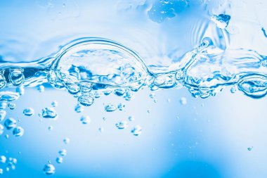 Arka plan için temiz mavi su kullanımında hava kabarcıkları