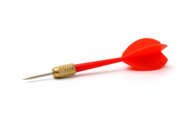 Beyaz arka plan üzerinde izole kırmızı Dart