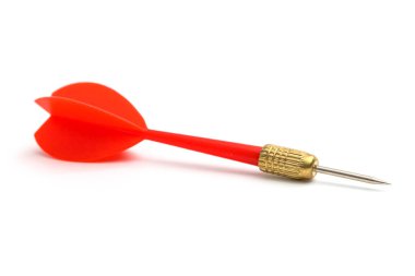 Beyaz arka plan üzerinde izole kırmızı Dart