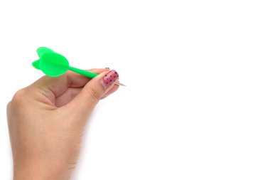 Hedef merkezdeki beyaz arka planda dartlı eller