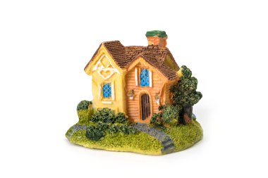 Beyaz arka planda mini ev modeli
