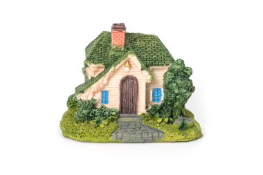 Beyaz arka planda mini ev modeli
