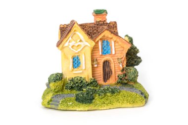 Beyaz arka planda mini ev modeli