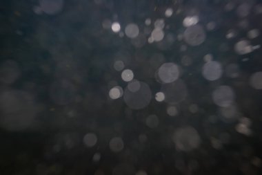 Fantezi bokeh siyah arkaplanda ışıktan parıldıyor