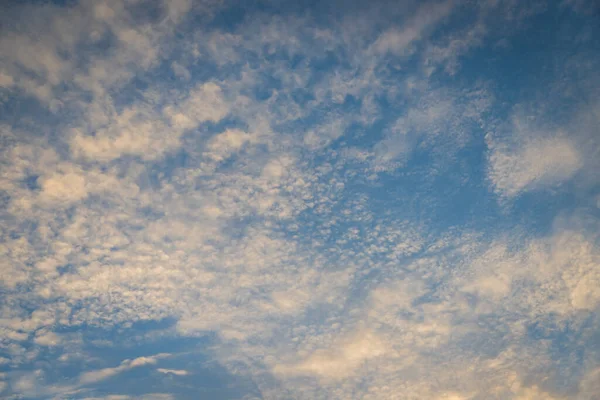 Céu Brilhante Com Nuvens Brancas Fofas Fundo Natural — Fotografia de Stock