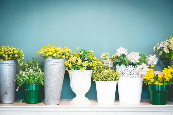 Várias Flores Plásticas Coloridas Vaso Lindamente Arranjado — Fotografia de Stock