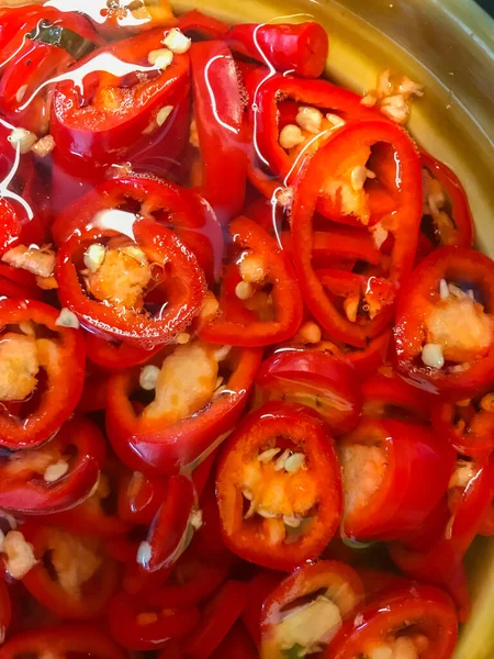 Sirke içinde turşu dilimlenmiş biber.