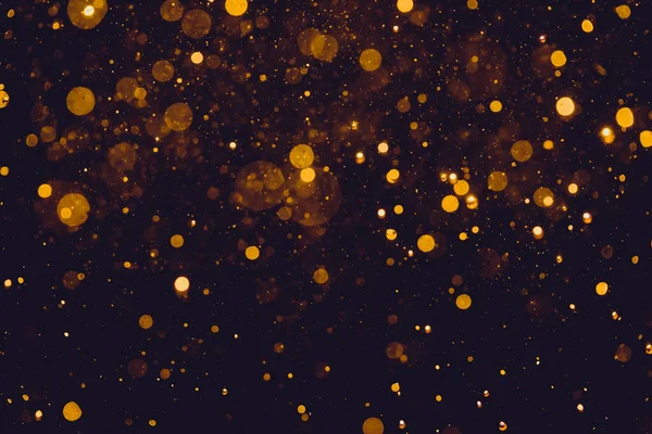 Siyah arkaplanda altın renkli ışıklar