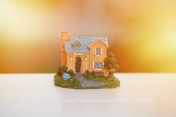 Modelo Casa Pintada Laranja Sob Telhado Azulejos Isolado Fundo Natural — Fotografia de Stock