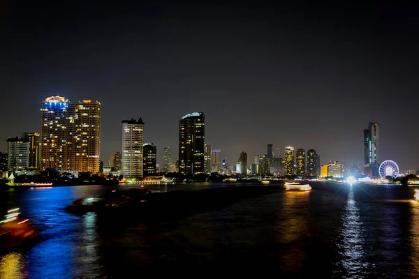 光のボケと水の反射を背景に夜の街 ロイヤリティフリーのストック写真