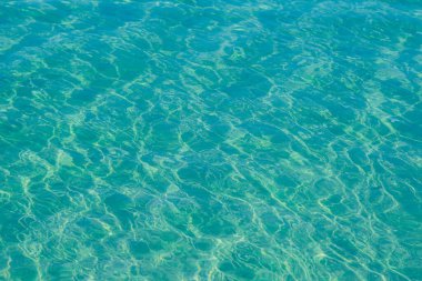 Güneşi yansıtan mavi havuz suyu