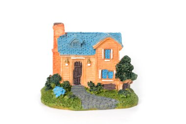 Beyaz arka planda mini ev modeli