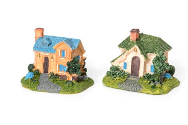 Beyaz arka planda mini ev modeli