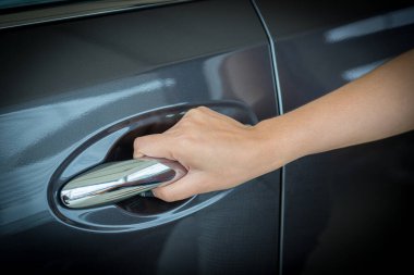 Kadın elini uzat ve yeni arabanın arka planını aç.