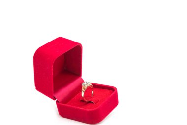 Beyaz arka planda kırmızı kadife kutuda alyans