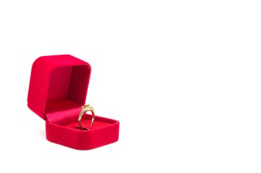 Beyaz arka planda kırmızı kadife kutuda alyans
