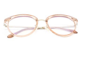 Beyaz arka planda modern temiz pembe çerçeveli gözlük.