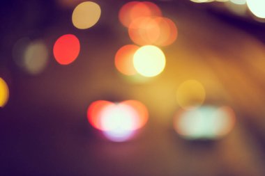 Şehir arka planındaki Bokeh hafif trafiğinin odak noktasını kapat