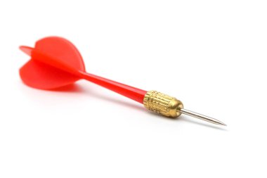 Beyaz arka plan üzerinde izole kırmızı Dart