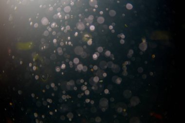 Siyah arka planlı soyut siyah defocus bokeh simli vintage ışıklar