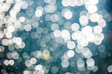 Karanlık arkaplanda odaklanmış ışık bokeh 'ini soyut olarak ayır