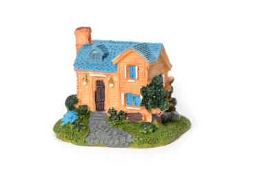 Beyaz arka planda mini ev modeli