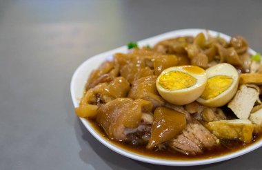 Tatlı tadı olan Tayland domuz budu pilavı