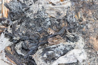 Kül alüminyum folyoyla karıştırılmış alüminyum folyodan kaynaklanıyor. Çevre yok edildi..