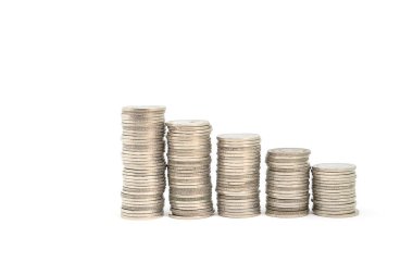 Bozuk paralar beyaz zemin üzerine düşük ve yüksek finansal büyüme kavramları olarak yerleştirilir