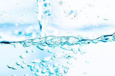 Mavi suyun altında temiz kabarcıklar var.