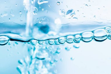 Mavi suyun altında temiz kabarcıklar var.