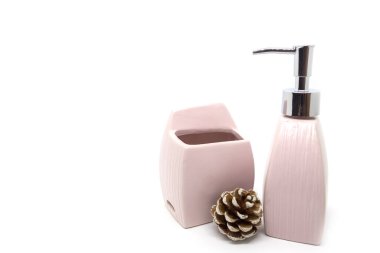 Beyaz zemin üzerinde modern seramik sıvı sabun şişesi