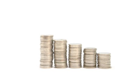 Bozuk paralar beyaz zemin üzerine düşük ve yüksek finansal büyüme kavramları olarak yerleştirilir