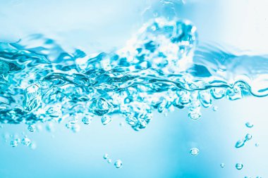 Temiz mavi suda kabarcıklar doğal arkaplan