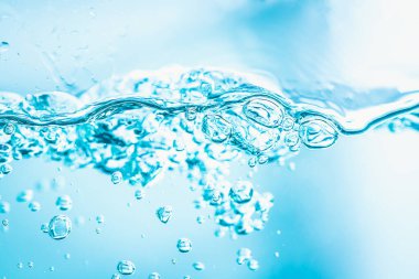 Temiz mavi suda kabarcıklar doğal arkaplan