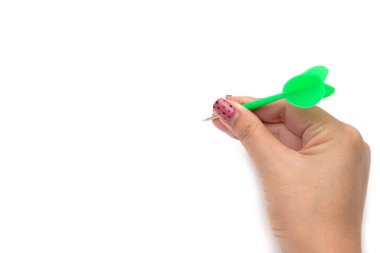 Hedef merkezdeki beyaz arka planda dartlı eller