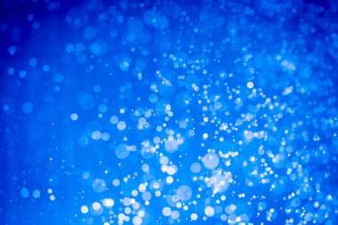 Soyut koyu mavi noel sim ışıkları bokeh arkaplanının odak noktasını kaldırdı