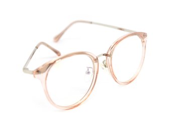 Beyaz arka planda modern temiz pembe çerçeveli gözlük.