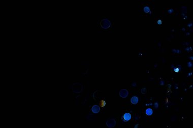 Siyah arkaplanda soyut mavi bokeh ışıklar