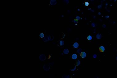 Siyah arkaplanda soyut mavi bokeh ışıklar