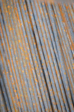 Eski paslı çelik parmaklıklar yere serilmiş. Arka plan için kullanılıyor.