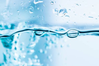 Mavi suyun altında temiz kabarcıklar var.