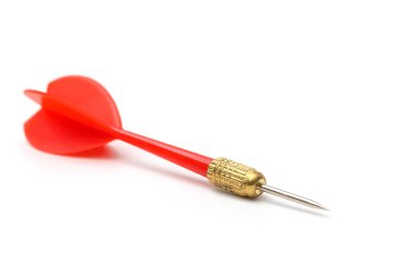Beyaz arka plan üzerinde izole kırmızı Dart