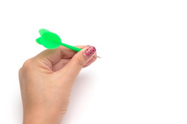 Hedef merkezdeki beyaz arka planda dartlı eller