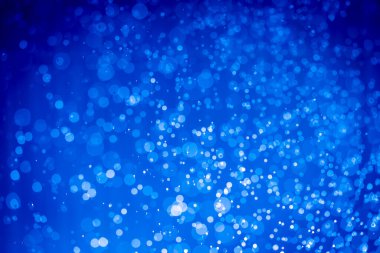 Soyut koyu mavi noel sim ışıkları bokeh arkaplanının odak noktasını kaldırdı