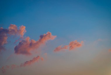 Günbatımı turuncu bulutlar ve bulutlar doğal arkaplan