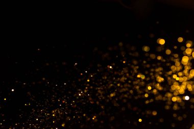 Siyah arkaplanda altın renkli ışıklar